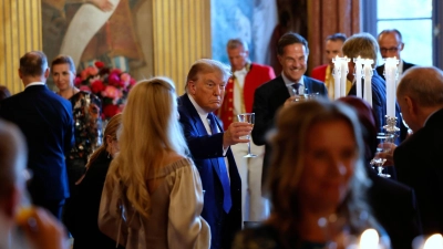 Könnte über das Schicksal der Nato entscheiden: US-Präsident Donald Trump saß beim Dinner neben König Willem-Alexander. (Foto: Remko de Waal/Pool ANP/AP/dpa)