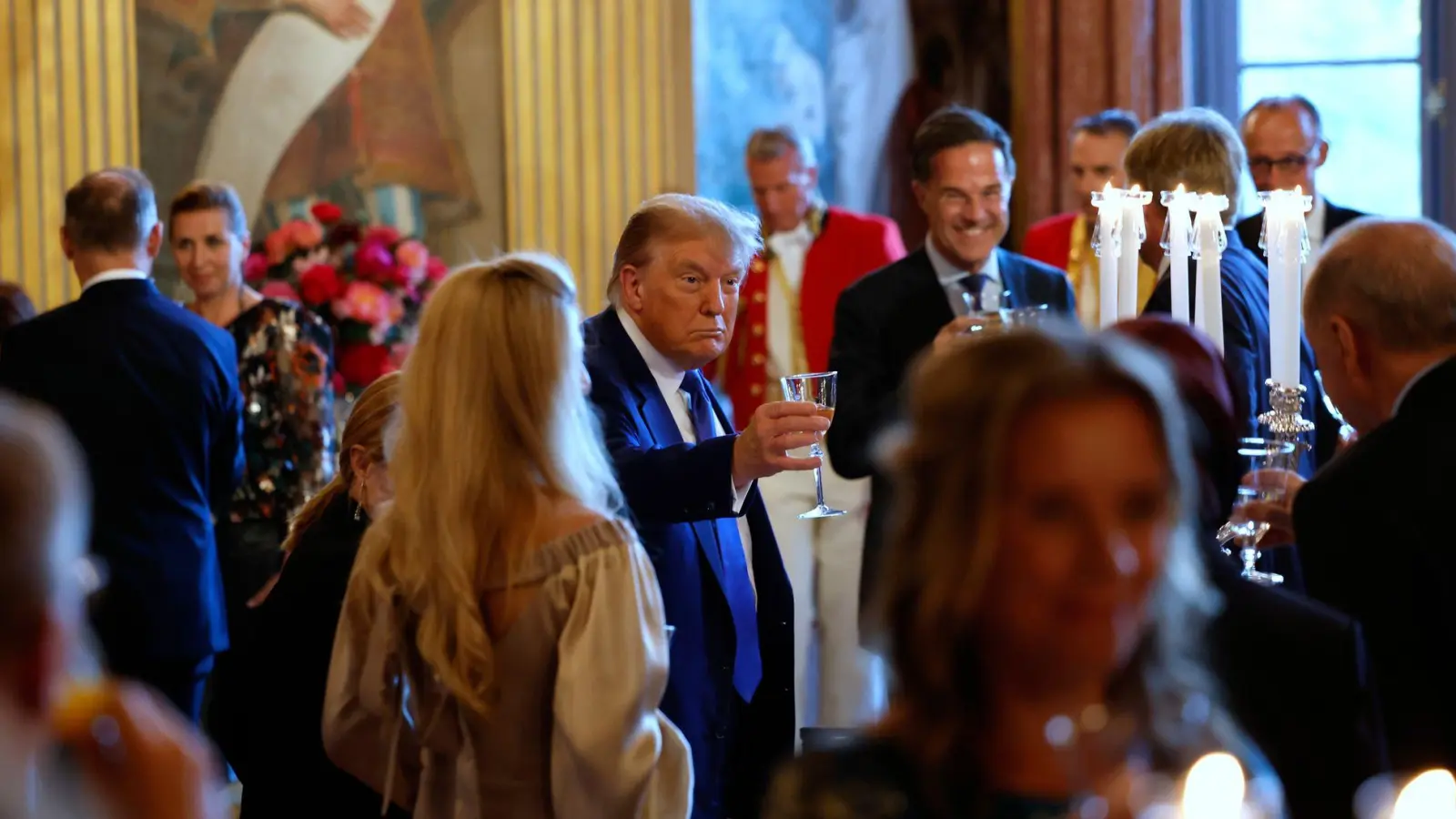 Könnte über das Schicksal der Nato entscheiden: US-Präsident Donald Trump saß beim Dinner neben König Willem-Alexander. (Foto: Remko de Waal/Pool ANP/AP/dpa)