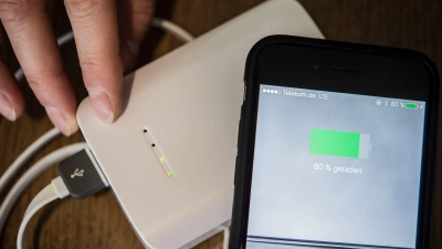 Immer genug Saft dabei? Im Flieger darf die Powerbank mittlerweile allerdings kaum noch genutzt werden - aus Sicherheitsgründen. (Foto: picture alliance / dpa-tmn)