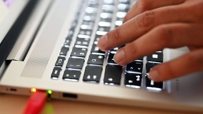Die Wirtschaft muss ihren Personalbedarf in der Informationstechnologie mehr und mehr aus dem Ausland decken (Archivbild).  (Foto: Uli Deck/dpa)