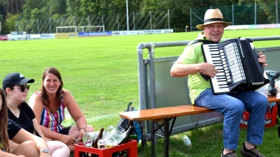 Musiker Heinz Froschauer ist auch in diesem Jahr wieder beim Weißwurstfrühschoppen am Kerwamontag mit dabei.  (Foto: Gudrun Schwarz-Köhler)