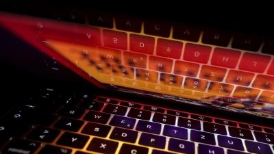 Für jeden Account ein anderes, zufälliges Passwort zu nutzen, erschwert es Cyberkriminellen an Ihre Daten zu kommen. (Foto: Karl-Josef Hildenbrand/dpa/dpa-tmn)