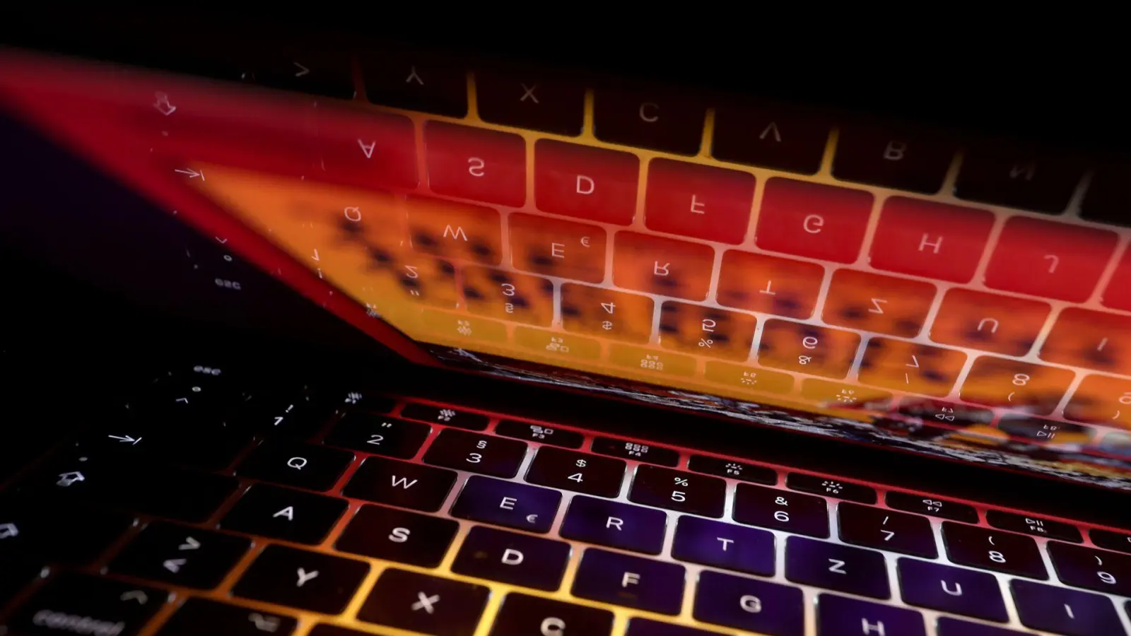 Für jeden Account ein anderes, zufälliges Passwort zu nutzen, erschwert es Cyberkriminellen an Ihre Daten zu kommen. (Foto: Karl-Josef Hildenbrand/dpa/dpa-tmn)