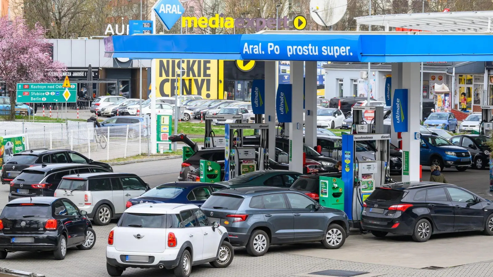 In Polen gilt vorübergehend eine gesenkte Mehrwertsteuer auf Benzin und Diesel. (Archivbild) (Foto: Patrick Pleul/dpa)