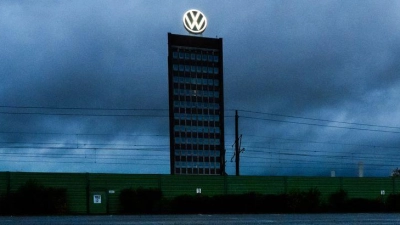 VW in Wolfsburg rutscht in die roten Zahlen - wegen der Probleme bei Porsche. (Archivbild) (Foto: Julian Stratenschulte/dpa)