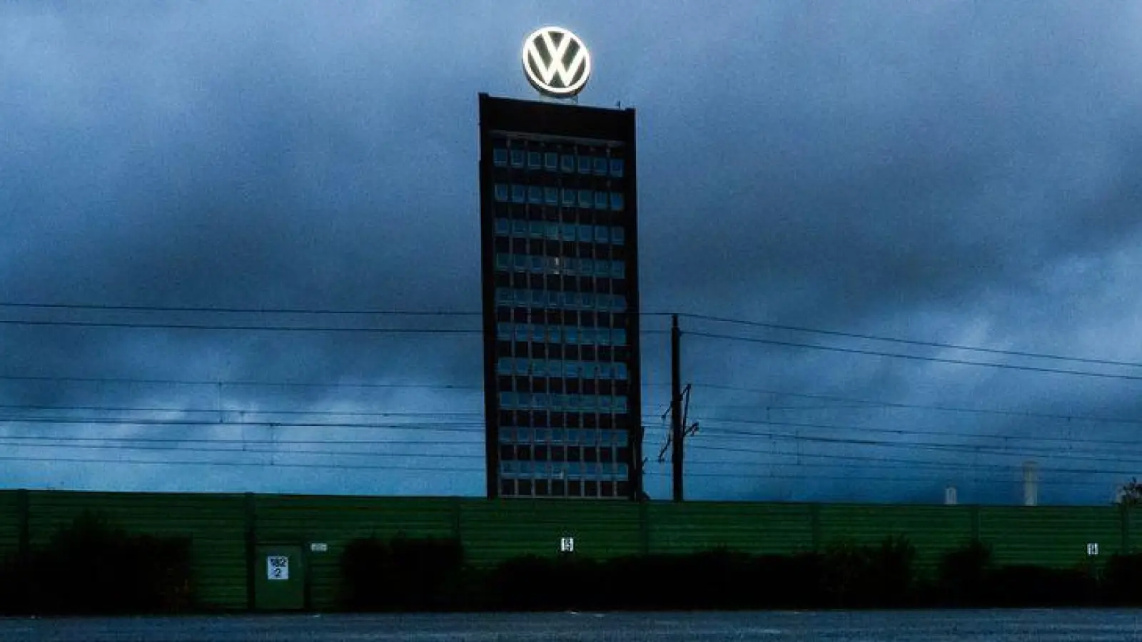VW in Wolfsburg rutscht in die roten Zahlen - wegen der Probleme bei Porsche. (Archivbild) (Foto: Julian Stratenschulte/dpa)