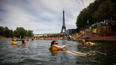 Rund 100.000 Menschen haben die neuen Freibäder in der Seine in Paris genutzt (Archivbild). (Foto: Thomas Padilla/AP/dpa)