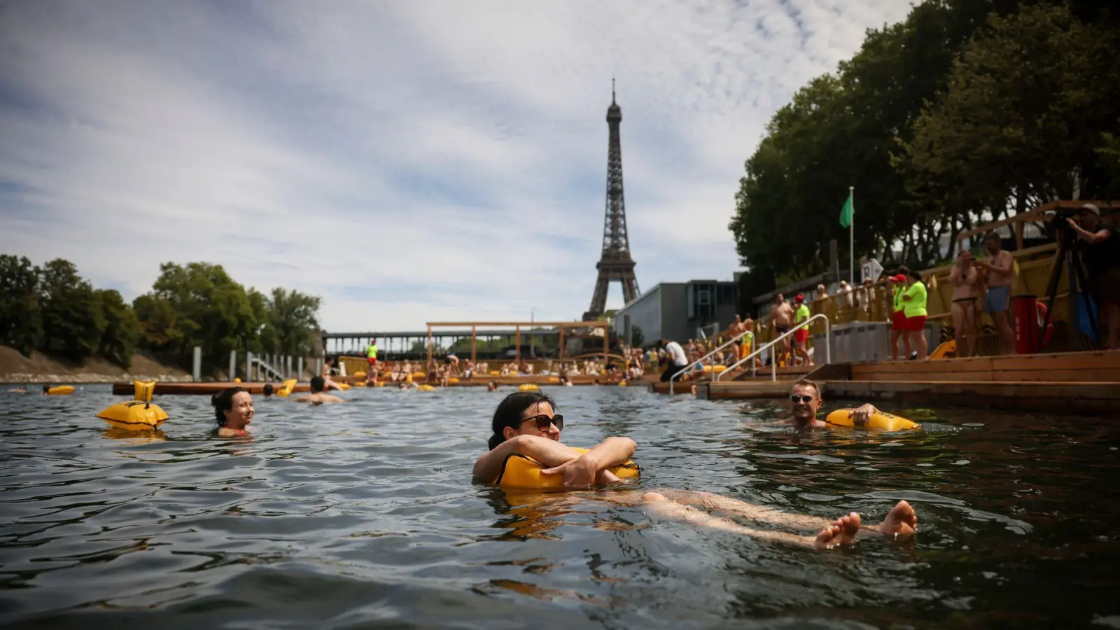 Rund 100.000 Menschen haben die neuen Freibäder in der Seine in Paris genutzt (Archivbild). (Foto: Thomas Padilla/AP/dpa)