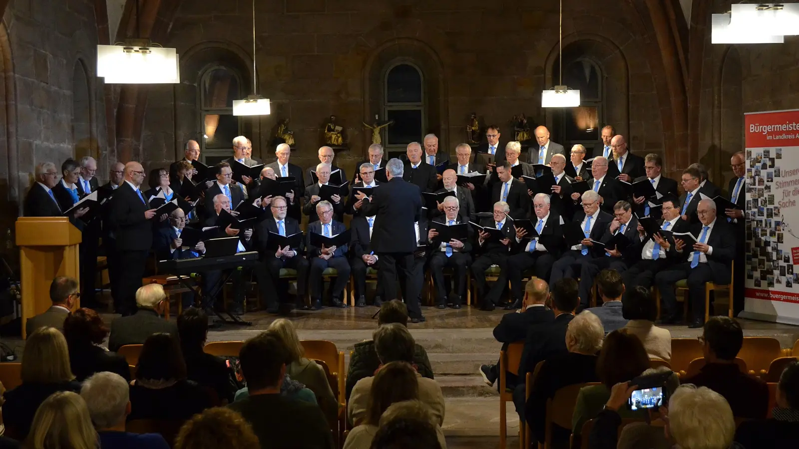 Die singenden Rathaus-Chefinnen und -Chefs haben ihre vierte CD vorgelegt: Bei der Vorstellung im Heilsbronner Refektorium gaben die Aktiven einen Einblick, der Lust auf mehr machte. (Foto: Yvonne Neckermann)