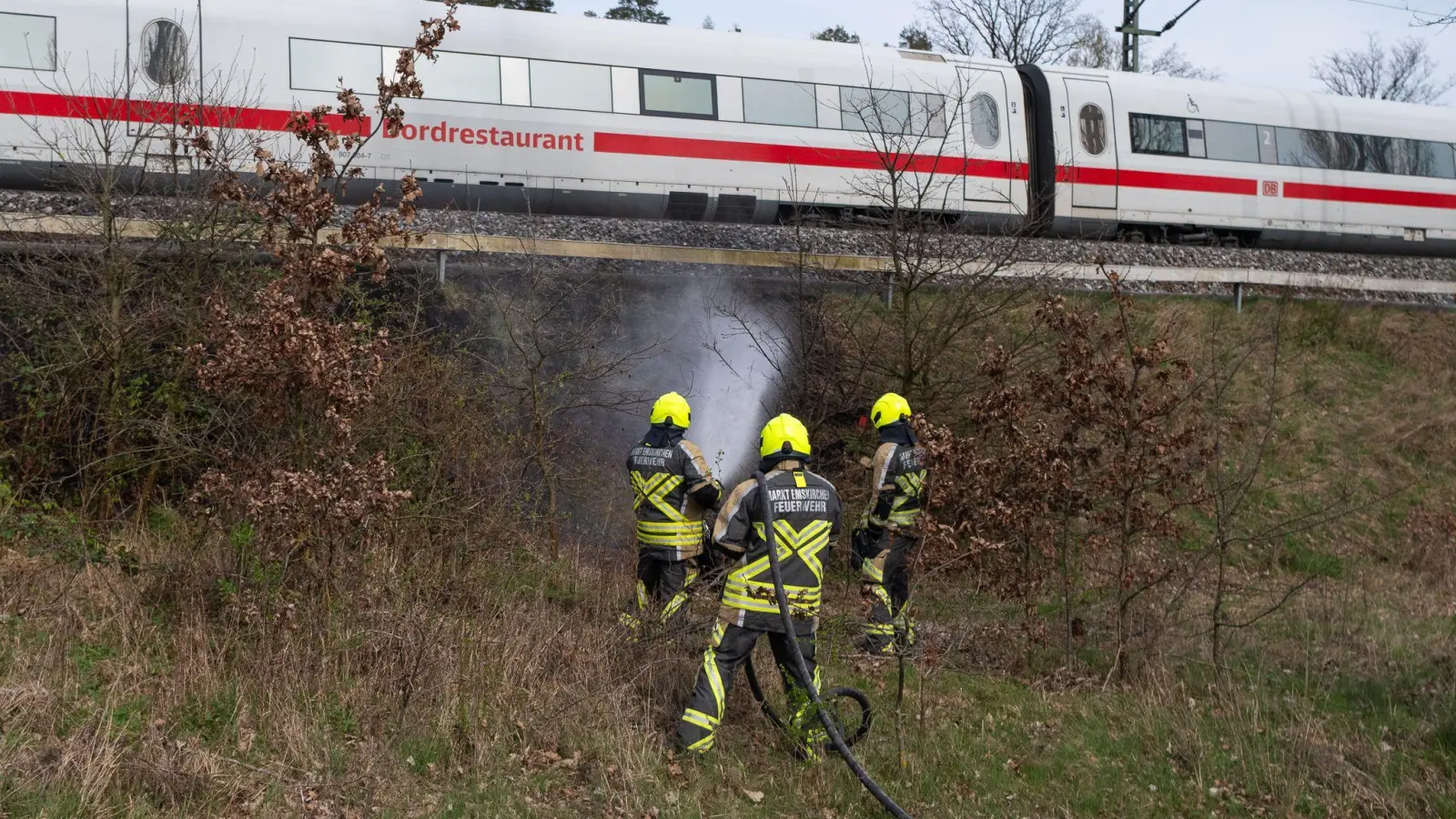 Die Fahrt des ICEs wurde nur kurz beeinträchtigt. Der Böschungsbrand war schnell gelöscht. (Foto: Mirko Fryska)