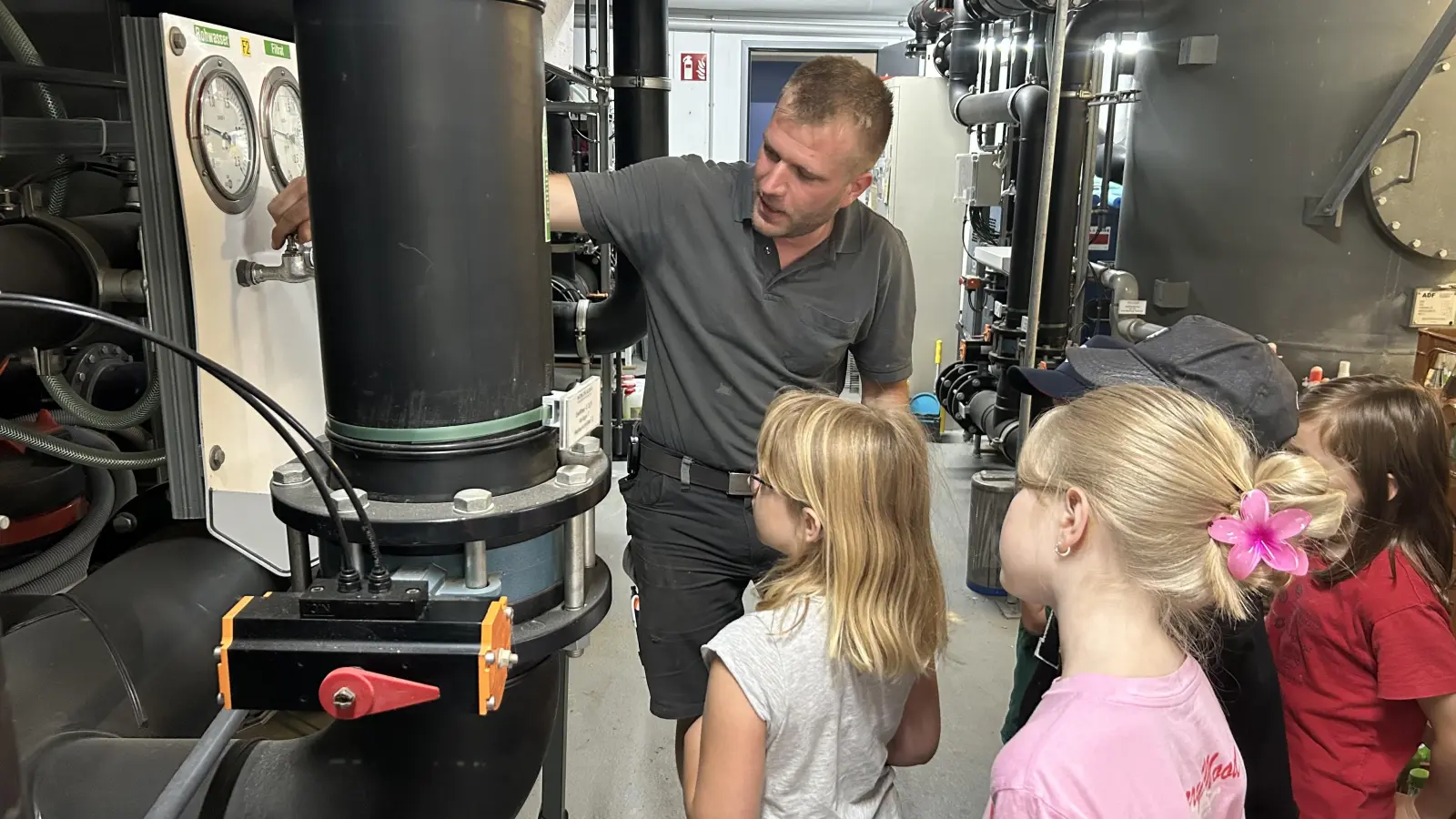 Alexander Stefke erklärt den Kindern, wie die Wasseraufbereitung läuft. (Foto: Levent Özdil)
