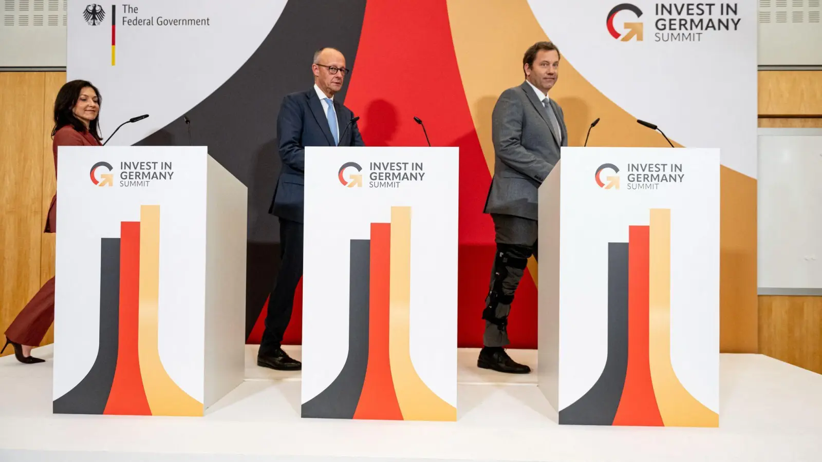 Merz und Klingbeil sagten den Investoren zu, den Reformkurs fortzusetzen. (Foto: Fabian Sommer/dpa)
