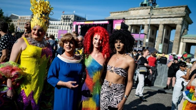 Am Brandenburger Tor gab es einen Drag* March. (Foto: Fabian Sommer/dpa)
