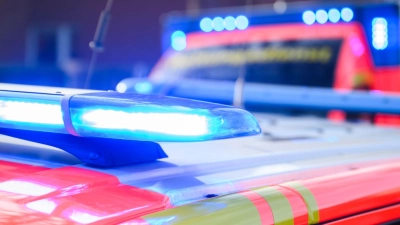 Auf einer Straße in Visselhövede ist ein Mann tödlich verletzt worden. Zwei weitere Männer wurden schwer verletzt ins Krankenhaus gebracht. (Symbolbild) (Foto: Julian Stratenschulte/dpa)