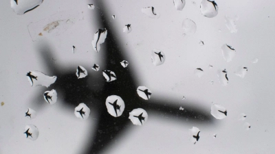 Ein Flugzeug landet bei Regenwetter. (Symbolbild) (Foto: Julian Stratenschulte/dpa)