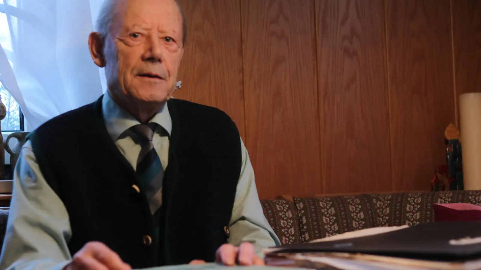 Georg Dietlein an seinem Tisch in Wiebelsheim, auf dem er gerne Dokumente aus längst vergangenen Zeiten studiert. (Archivfoto: Günter Blank)