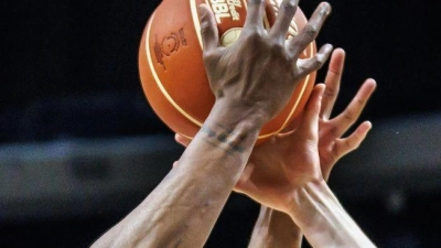 Albas David McCormack (l) springt zum Ball gegen Tobias Jensen von ratiopharm Ulm. (Foto: Andreas Gora/dpa)