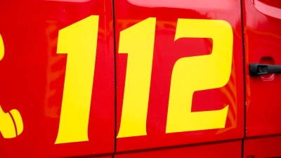 Feuerwehrleute halfen bei der Evakuierung des Zuges. (Symbolbild) (Foto: Daniel Vogl/dpa)