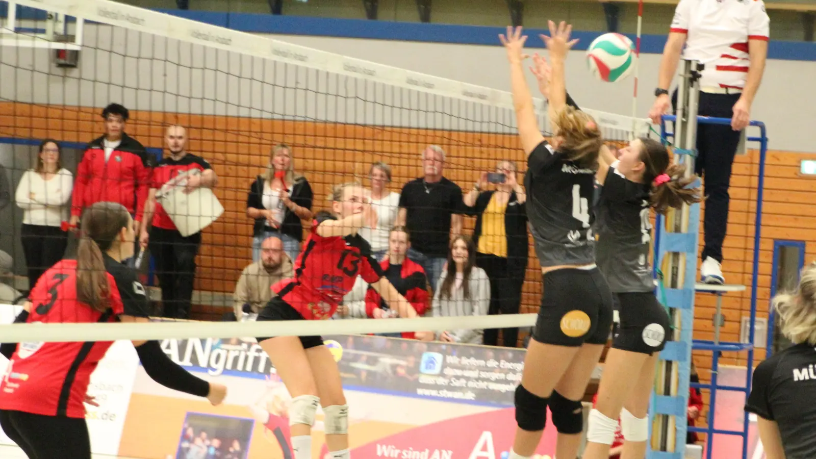 Der sitzt: Nina Hoefer (Zweite von links) verwandelt für Ansbach zum Matchball. (Foto: Norbert Dietrich)