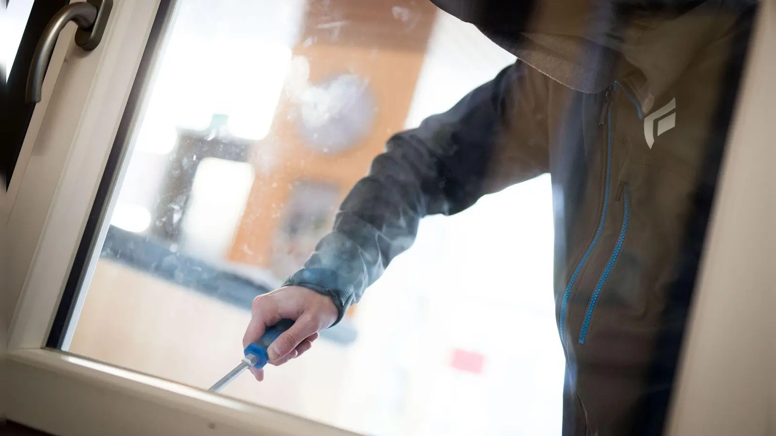 Die Krefelder Beamten fanden bei der Kontrolle im Fahrzeug Beute aus einem Einbruch in Düsseldorf. (Symbolbild) (Foto: Frank Rumpenhorst/dpa)