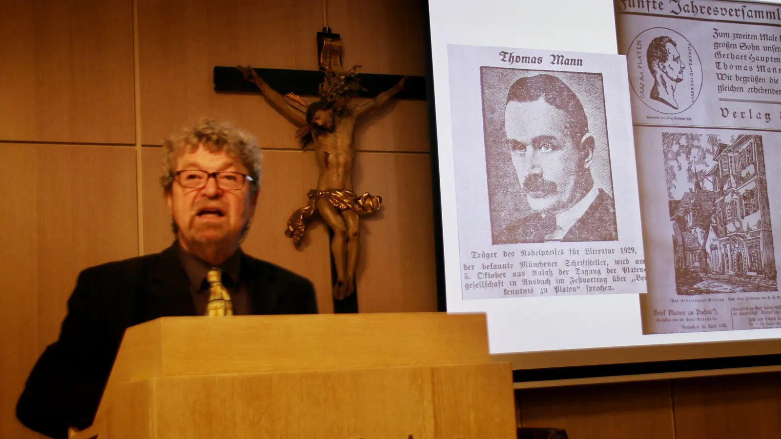 Wolfgang Osiander vor einem Artikel über Thomas Mann in Ansbach: Der Besuch des weltberühmten Schriftsstellers war für die Fränkische Zeitung damals eine kleine Sensation. (Foto: Stefan Neidl)
