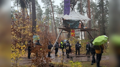 Polizeikräfte sind im Protestcamp der Tesla-Gegner in Grünheide bei Berlin im Einsatz. Die Polizei beendete heute die Besetzung des Waldstücks und entschied, dass die Versammlung aufgelöst wird.  (Foto: Lutz Deckwerth/dpa)