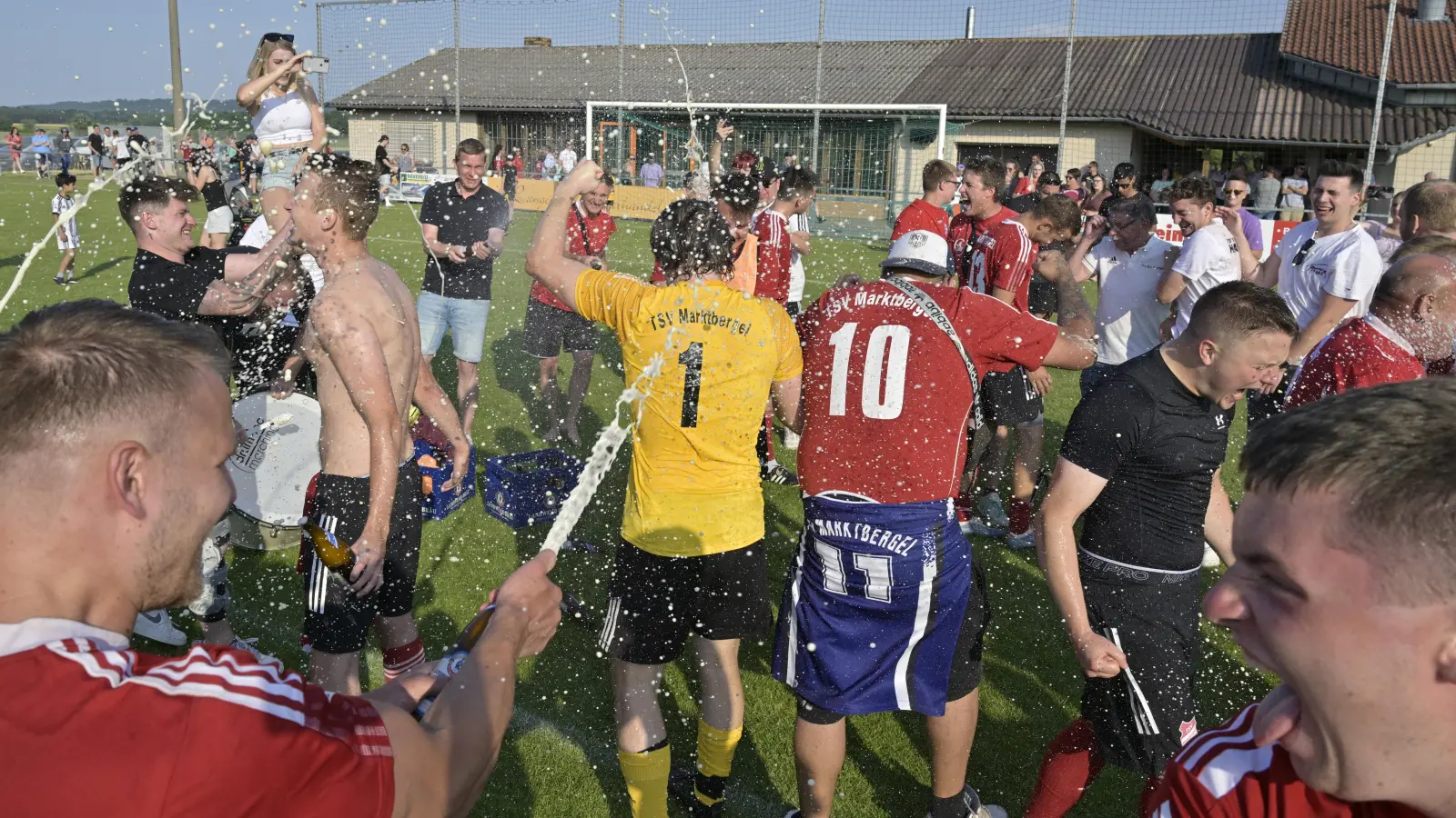 Nach Relegationsspielen geht es oft hoch her (hier bejubelt der TSV Marktbergel den Aufstieg in die Kreisliga), viele Zuschauer bringen Geld in die Kassen. (Foto: Martin Rügner)