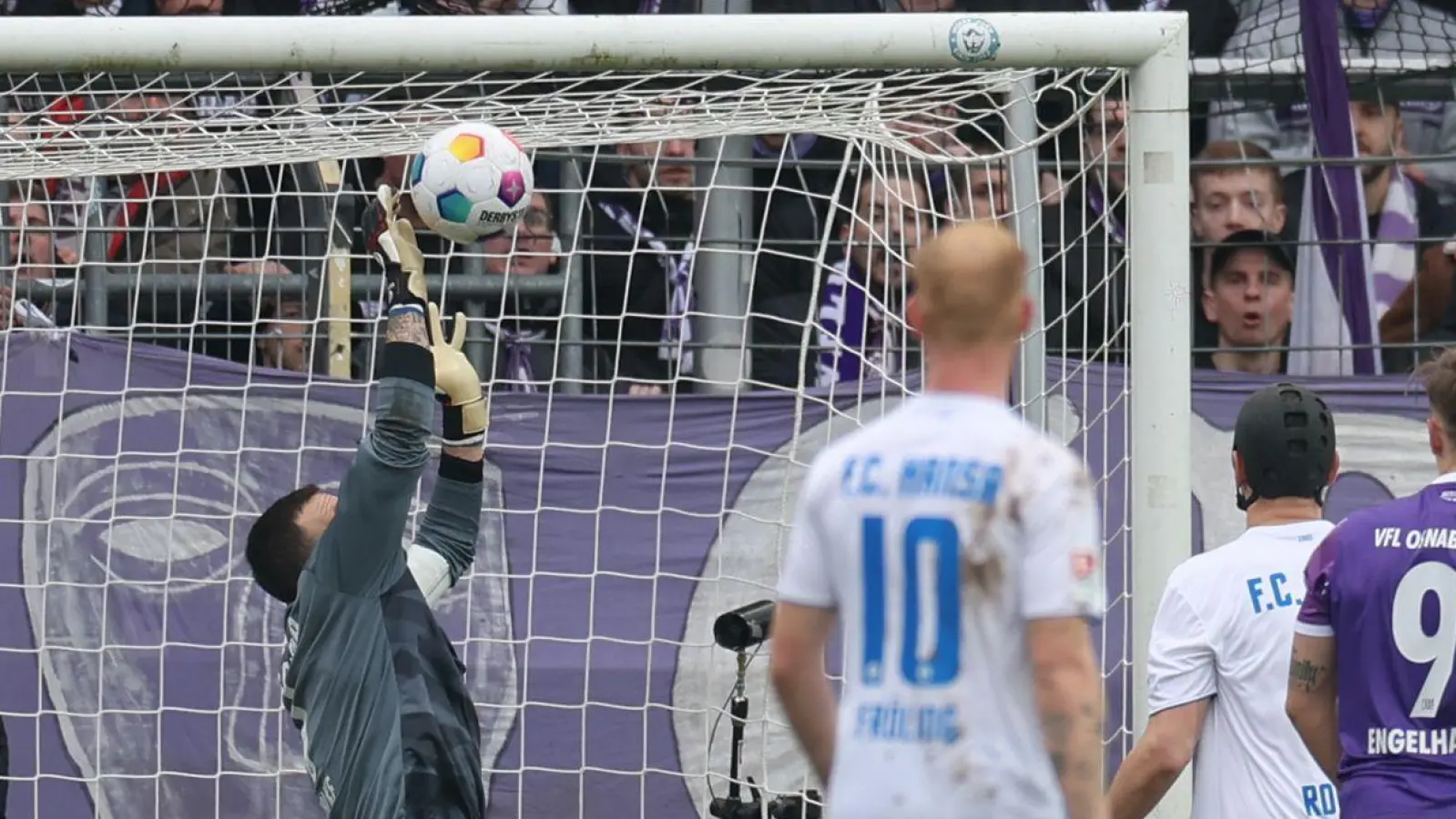 Der Rostocker Torwart Markus Kolke pariert einen Ball. (Foto: Friso Gentsch/dpa)