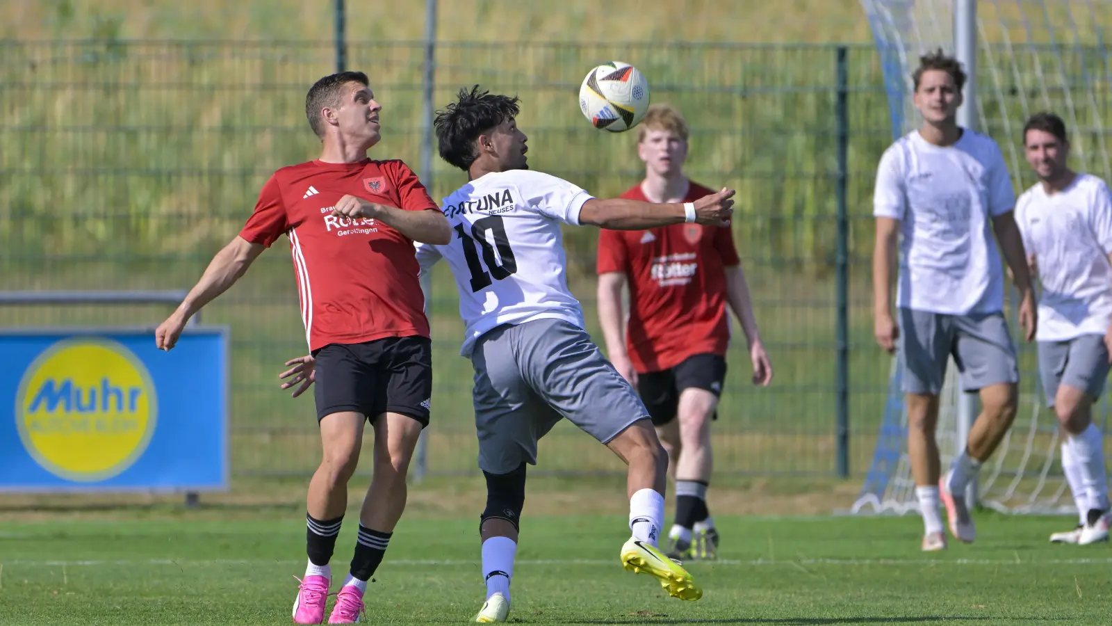 Der SC Aufkirchen (links Daniel Holzmann) ist zu Gast beim Tabellenzweiten DJK Limes, die Fortuna aus Neuses (Alberto Ramic) beim TSV Greding. (Foto: Martin Rügner)