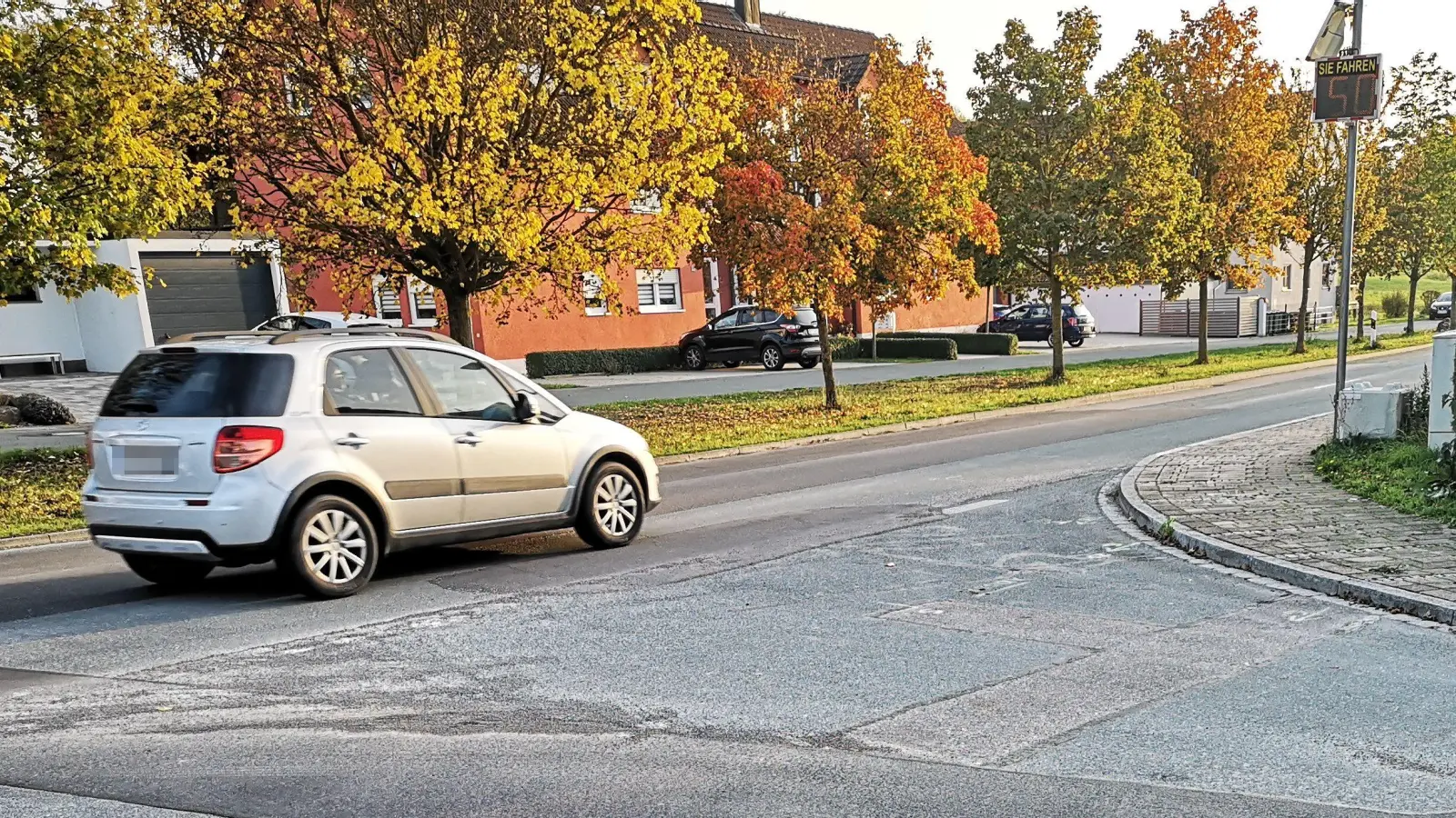 Der Wunsch, für die Neusitzer Straße Tempo 30 durchzubekommen, ist nicht neu. Bisher wurden die Anträge aber immer abgelehnt. Jetzt soll ein neuer Anlauf unternommen werden. Das Foto entstand am nördlichen Ende, wo eine Geschwindigkeitsmessanlage steht. Der angezeigte Wert passt, denn aktuell sind 50 Sachen erlaubt. (Foto: Jürgen Binder)