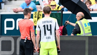 Entscheidungen nach Videobeweis sollen in der neuen Saison möglichst schnell getroffen werden. (Archivbild) (Foto: Uwe Anspach/dpa)