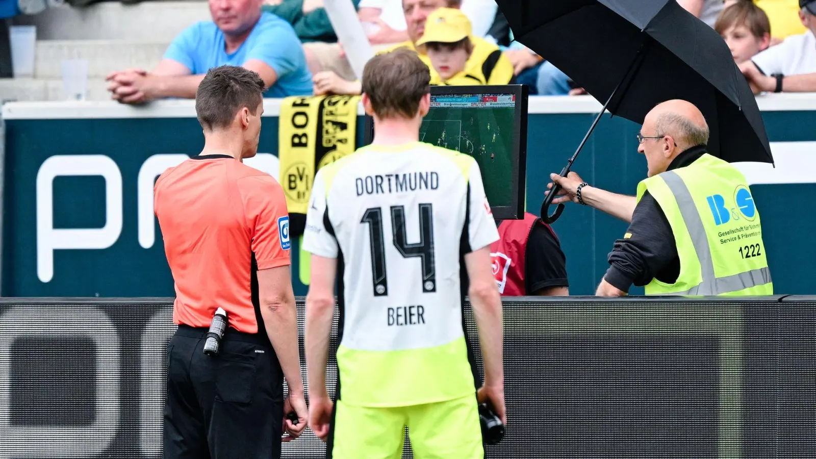 Entscheidungen nach Videobeweis sollen in der neuen Saison möglichst schnell getroffen werden. (Archivbild) (Foto: Uwe Anspach/dpa)