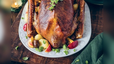Keine Angst vor der Weihnachtsgans! Mit ein paar einfachen Schritten gelingt der Klassiker knusprig und aromatisch. (Foto: Lisa Nieschlag/Hölker Verlag/dpa-tmn)