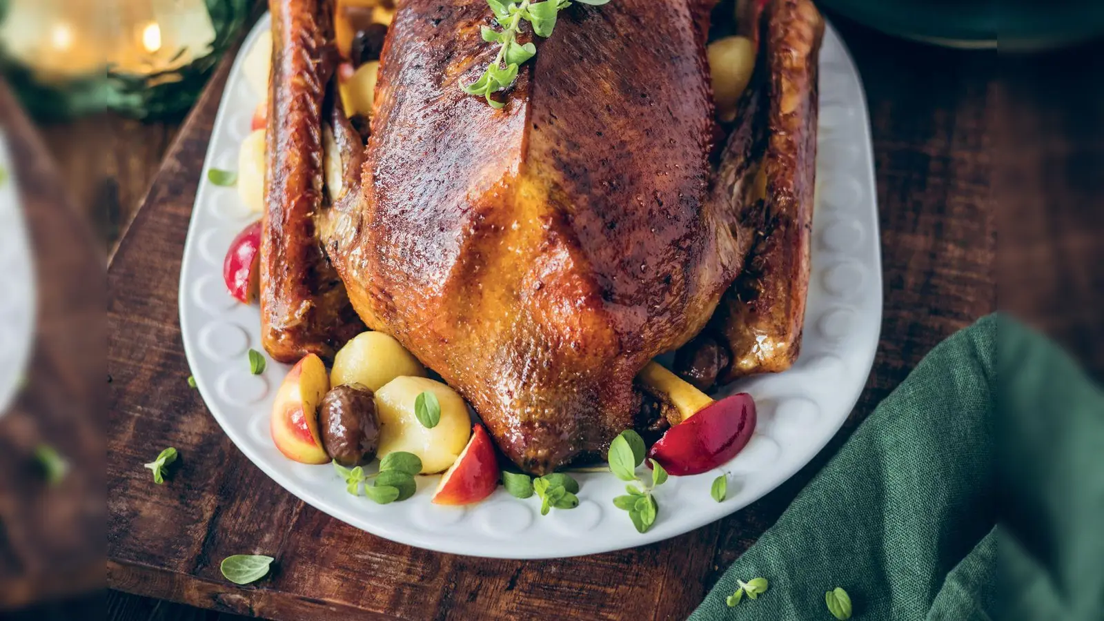 Keine Angst vor der Weihnachtsgans! Mit ein paar einfachen Schritten gelingt der Klassiker knusprig und aromatisch. (Foto: Lisa Nieschlag/Hölker Verlag/dpa-tmn)