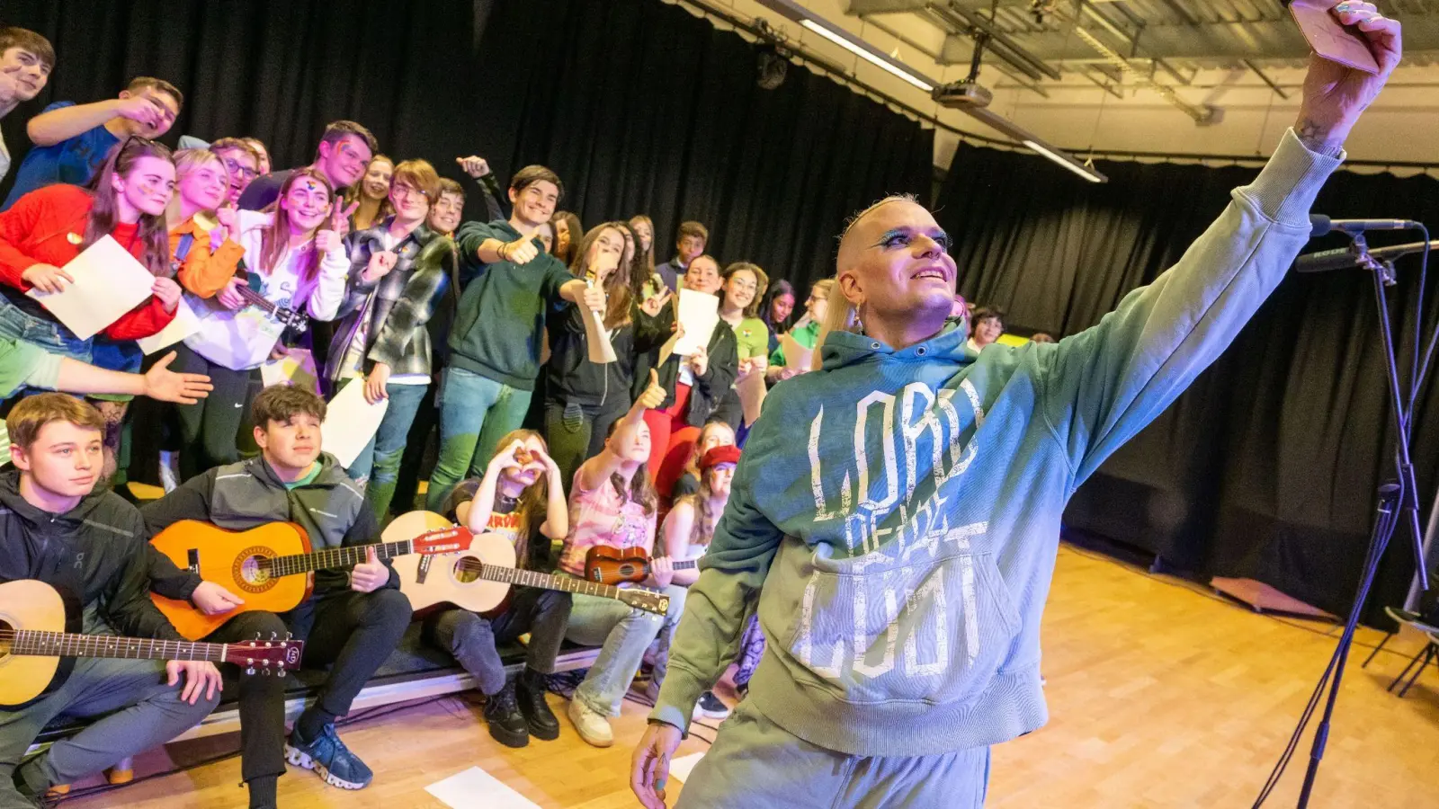 Frontmann Chris Harms von der deutschen ESC-Band Lord Of The Lost  in der deutsch-britischen St. Hildas High School. (Foto: Peter Kneffel/dpa)