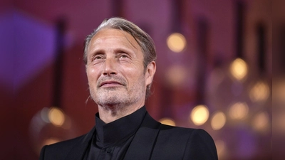 Dänemarks bekanntester Schauspieler Mads Mikkelsen war selbst schon oft der Bösewicht wie im James-Bond-Film „Casino Royale“ oder in „Indiana Jones und das Rad des Schicksals“. (Archivfoto)  (Foto: Alessandra Tarantino/Invision/AP/dpa)