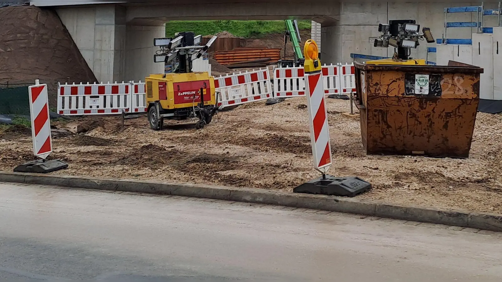 Auf einer Baustelle am „alten Bahnübergang” wurden größeres Bahnzubehör entwendet. (Symbolbild: Johannes Hirschlach)