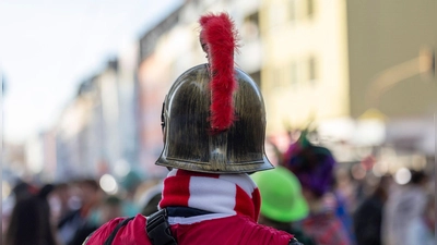 Verkleidung ja – Uniform nein: Amtskleidung oder täuschend echte Abzeichen sind an Karneval tabu und können strafbar sein. (Foto: Thomas Banneyer/dpa/dpa-tmn)