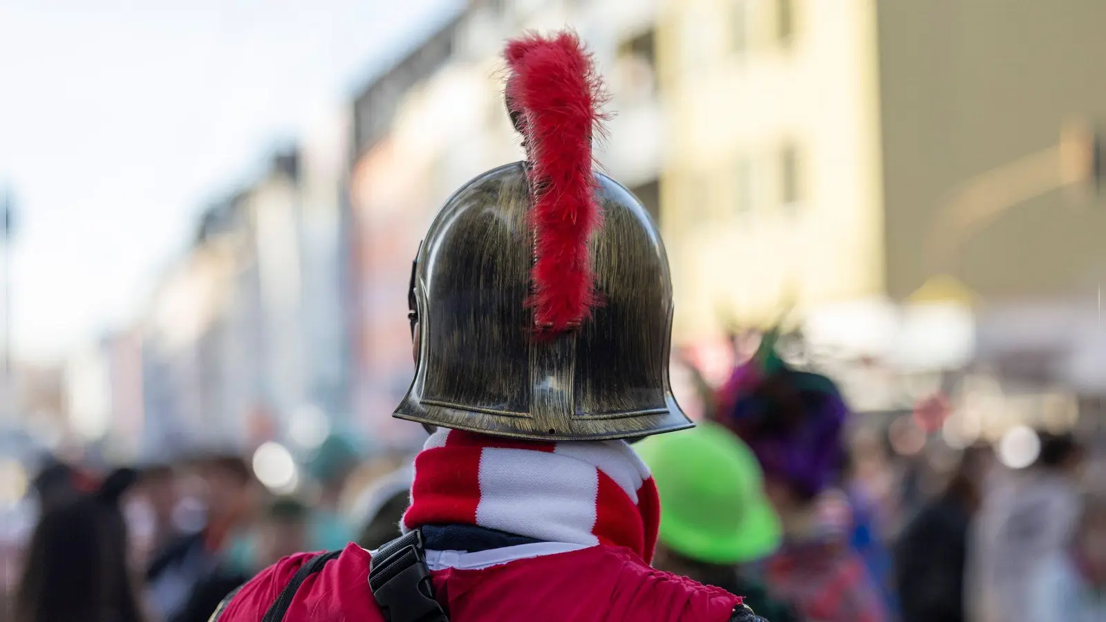 Verkleidung ja – Uniform nein: Amtskleidung oder täuschend echte Abzeichen sind an Karneval tabu und können strafbar sein. (Foto: Thomas Banneyer/dpa/dpa-tmn)