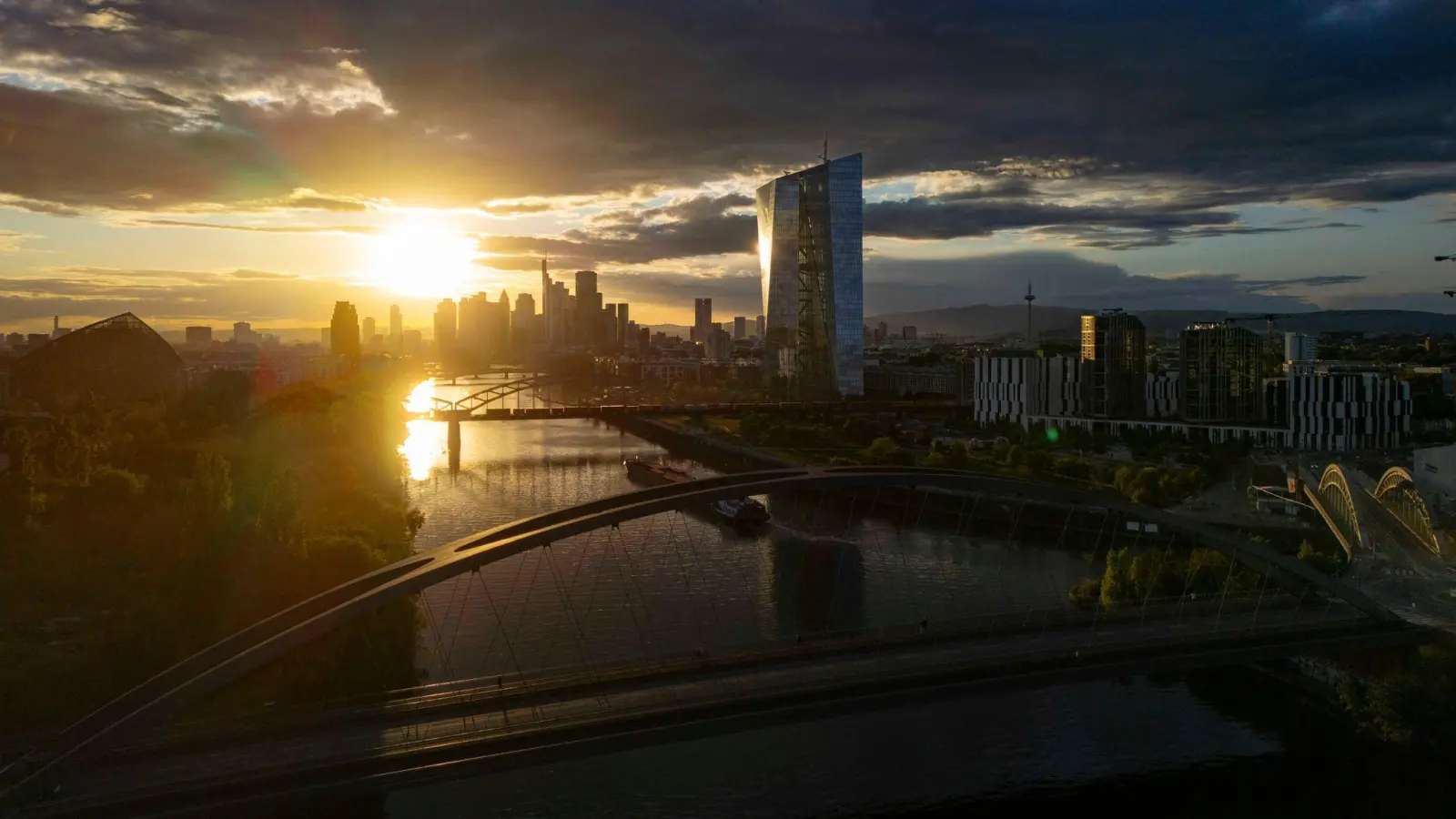 In Summe zeigen sich Deutschlands Banken und Sparkassen widerstandsfähig. Allerdings gibt es nicht nur Licht, sondern auch Schatten. (Archivbild) (Foto: Boris Roessler/dpa)