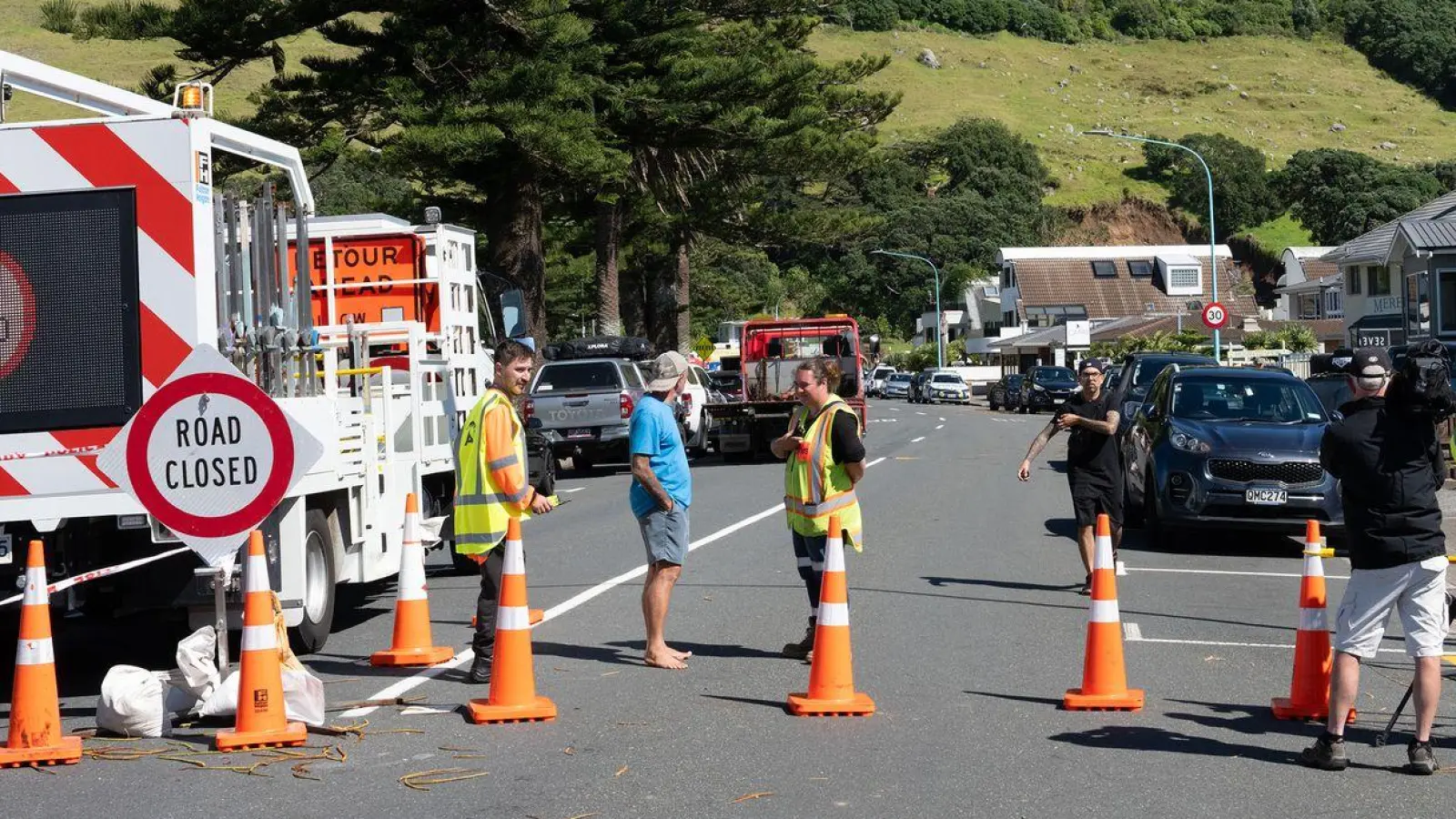 Mindestens sechs Menschen werden vermisst. (Foto: Owen Thompson/Photosport NZ/AAP/dpa)