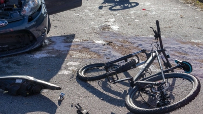 Unfälle mit Radfahrern sind immer sehr verheerend - denn sie haben keine Knautschzonen. (Illustration) (Foto: Wisberger/EinsatzReport24/dpa)