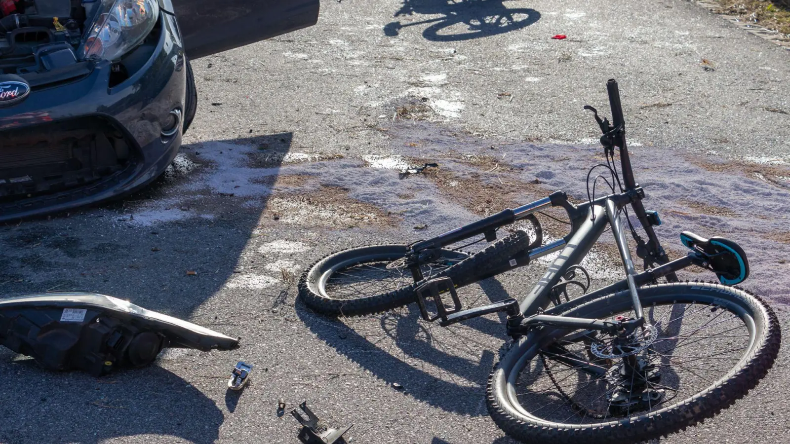Unfälle mit Radfahrern sind immer sehr verheerend - denn sie haben keine Knautschzonen. (Illustration) (Foto: Wisberger/EinsatzReport24/dpa)