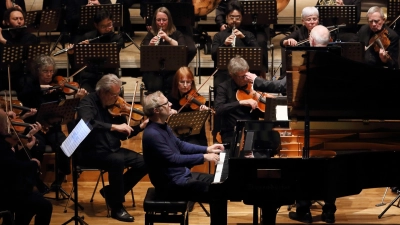 Interpretieren Beethovens fünftes Klavierkonzert: der Pianist Dirk Mommertz und das Ansbacher Kammerorchester unter der Leitung von Andreas Weiss. (Foto: Thomas Wirth)