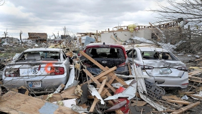 Tornado-Schäden im Mittleren Westen der USA. Die Rückversicherer erwarten, dass schwere Stürme, Hitzewellen und Waldbrände infolge des sich beschleunigenden Klimawandels zunehmen werden. (Foto: Joseph C. Garza/The Tribune-Star/AP/dpa)