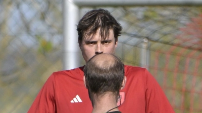 Auf Augenhöhe mit Sebastian Beck zu kommen, ist nicht einfach. Wen er hier so scharf in Augenschein nimmt, klären wir später. Beim SC Aufkirchen ist Beck jedenfalls ein ganz Großer, was er im Bezirksligaspiel gegen den TSC Neuendettelsau erneut unter Beweis stellte.  (Foto: Martin Rügner)