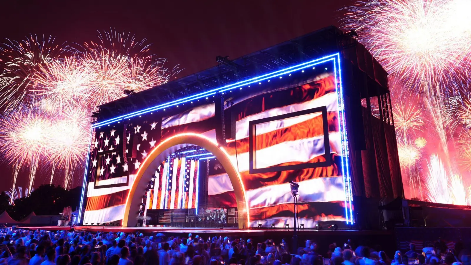Die Veranstalter sprachen vom größten Feuerwerk der Geschichte. (Foto: Mark Schiefelbein/AP/dpa)