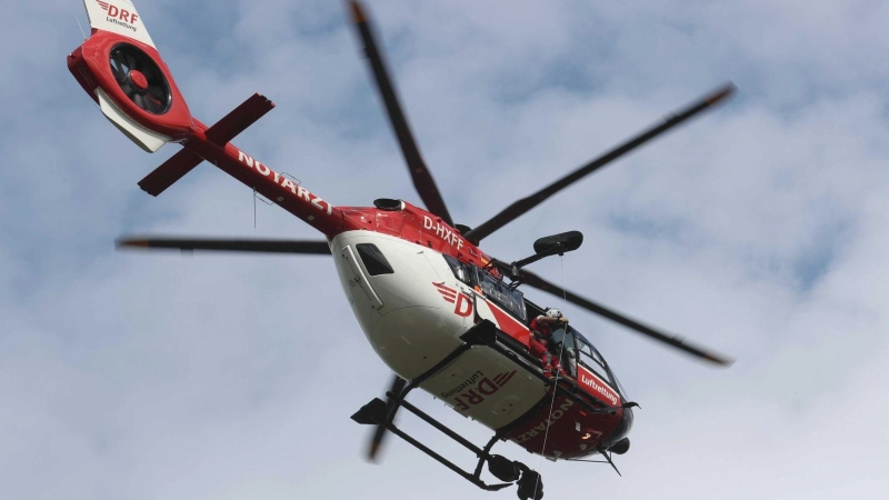 Die schwer verletzte Radfahrerin wurde mit dem Rettungshubschrauber ins Krankenhaus gebracht. (Symbolbild: Bodo Schackow/dpa)