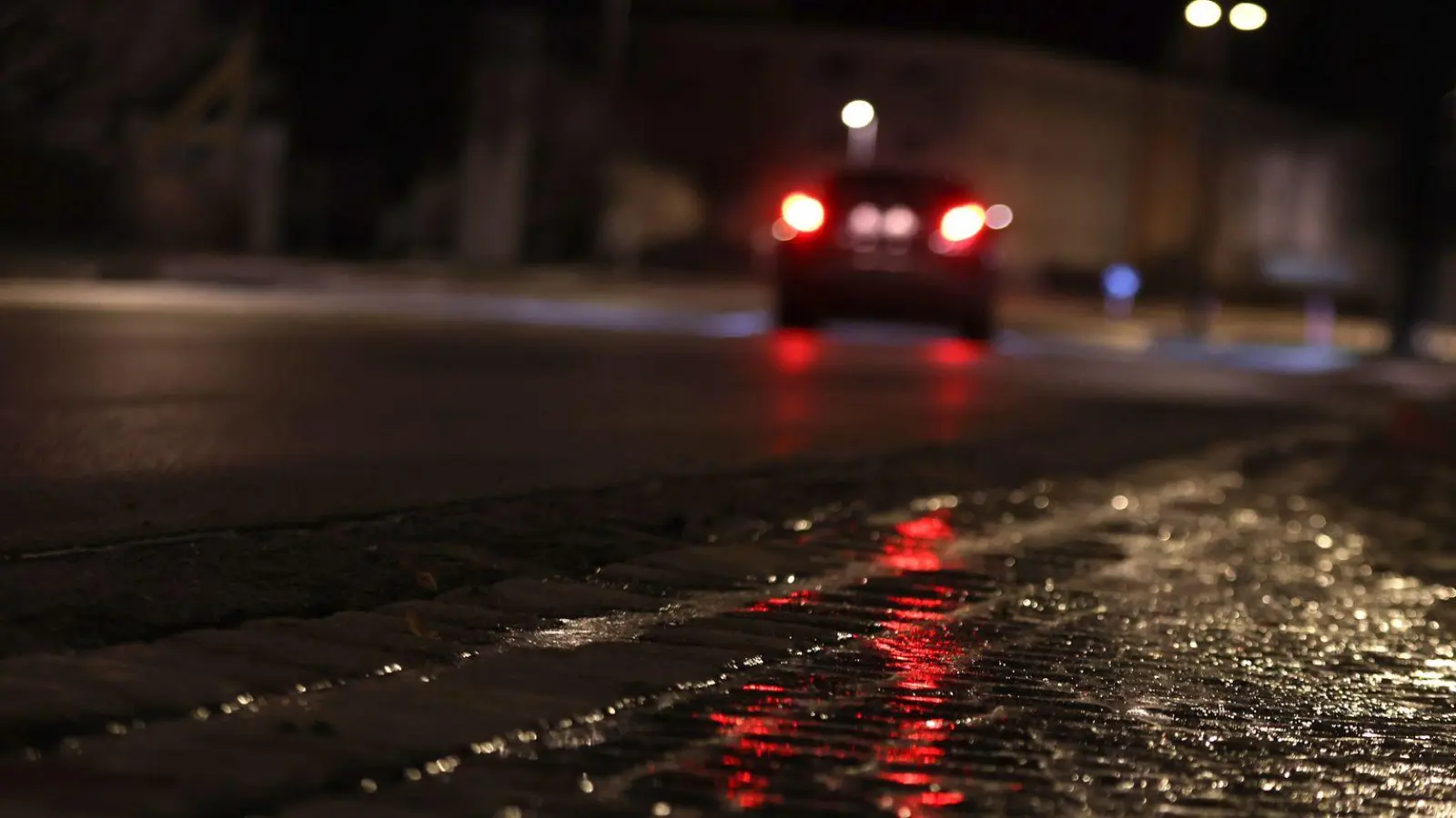 Extreme Vorsicht, bitte: Autofahrer müssen ihr Tempo immer an die Witterungsverhältnisse anpassen. (Foto: Karl-Josef Hildenbrand/dpa/dpa-tmn)