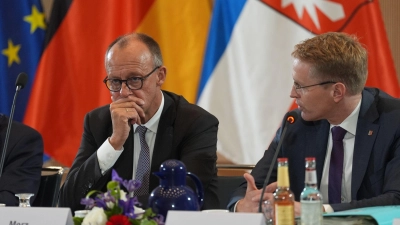Daniel Günther (r) sprach bei „Inas Nacht“ auch über Friedrich Merz. (Foto: Marcus Brandt/dpa)